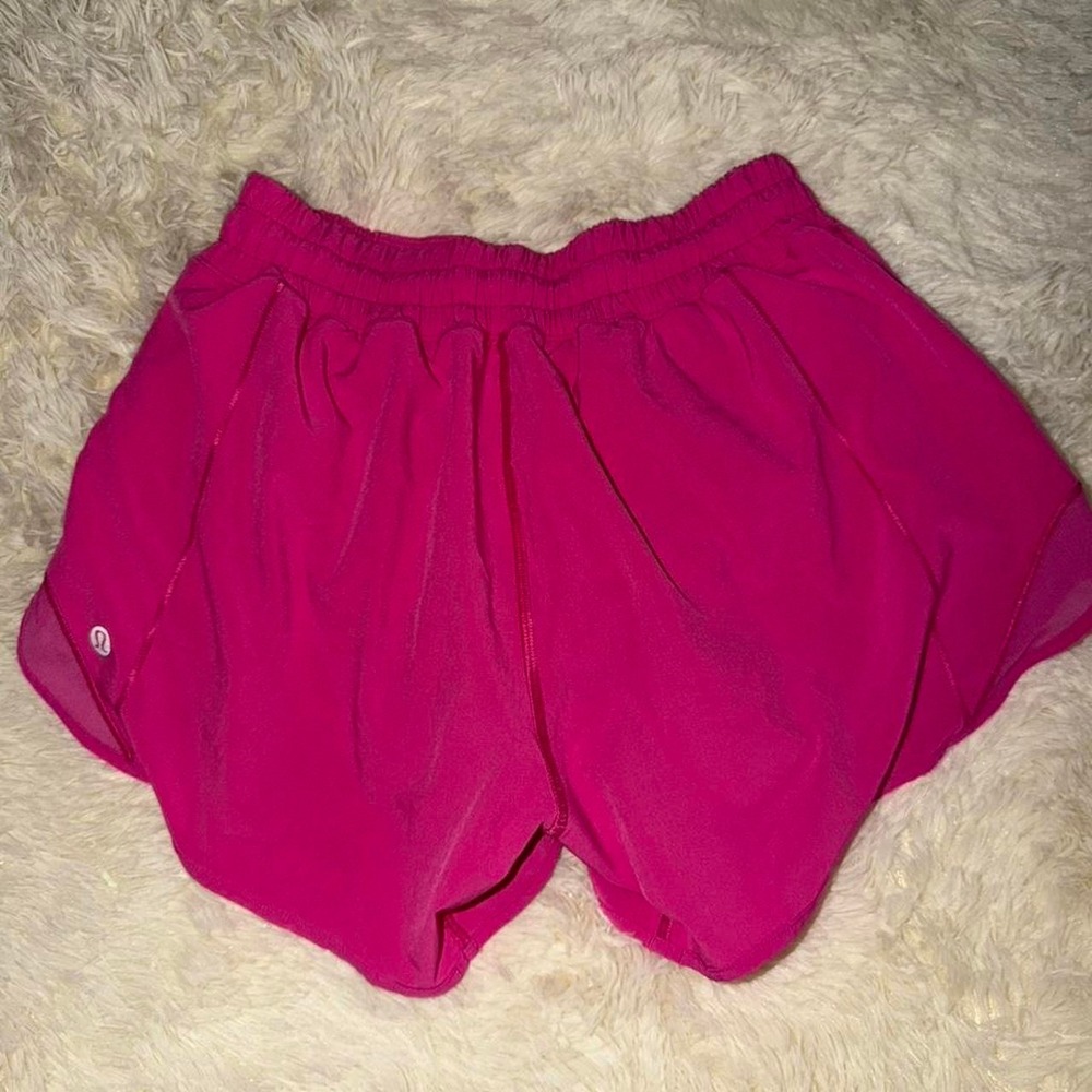 NWOT Lululemon Hotty Hot Shorts Mid Rise " *Ripened Raspberry Size 4 - Picture 2 of 3
